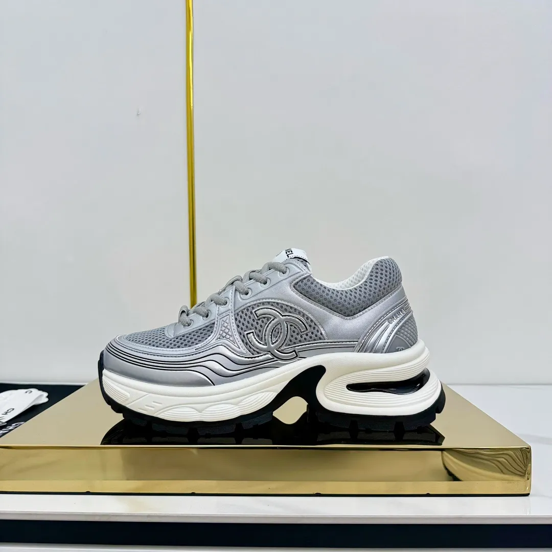 👟👟Ex-factory price 680👟👟 Upgraded version, upgraded version, upgraded version! No rebuttal accepted! ! ! ! Chanel Chanel panda shoes! 2025 counter's top casual sports shoes. This classic design; the upper is electro-embroidered with a variety of techniques; the outsole is fashionable and sporty; the unusual inclusion of a variety of color matching elements... The diversified mix and match is very good-looking and versatile, and can be used for leisure, fashion, sports, and outdoor... ꫛꫀꪝ Go➫ Materials: ❶Upper made of: original imported first-layer silk cowhide + original waterproof cloth + original first-layer cowhide ❷Inner lining: Original Yangli+Net ❸Outsole based on: Original TPU combination outsole Counter boutique packaging complete set for women 35–41 👉 👉 👉 👉
